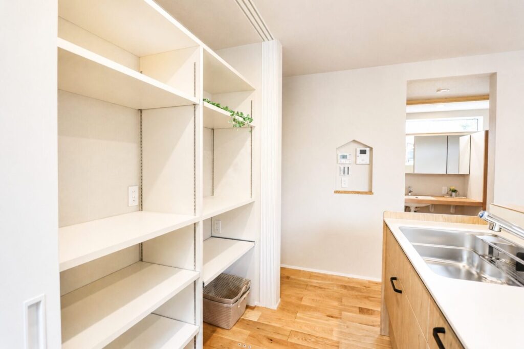 明るいLDKと対面キッチンを中心に、家族が自然と集まる住まいを実現した新築住宅の施工事例です。木目のフローリングと白い壁を組み合わせることで、ナチュラルで清潔感のある室内空間に。リビング・ダイニング・キッチンがゆるやかにつながる間取りは、開放感がありながら暮らしやすさにも配慮しています。