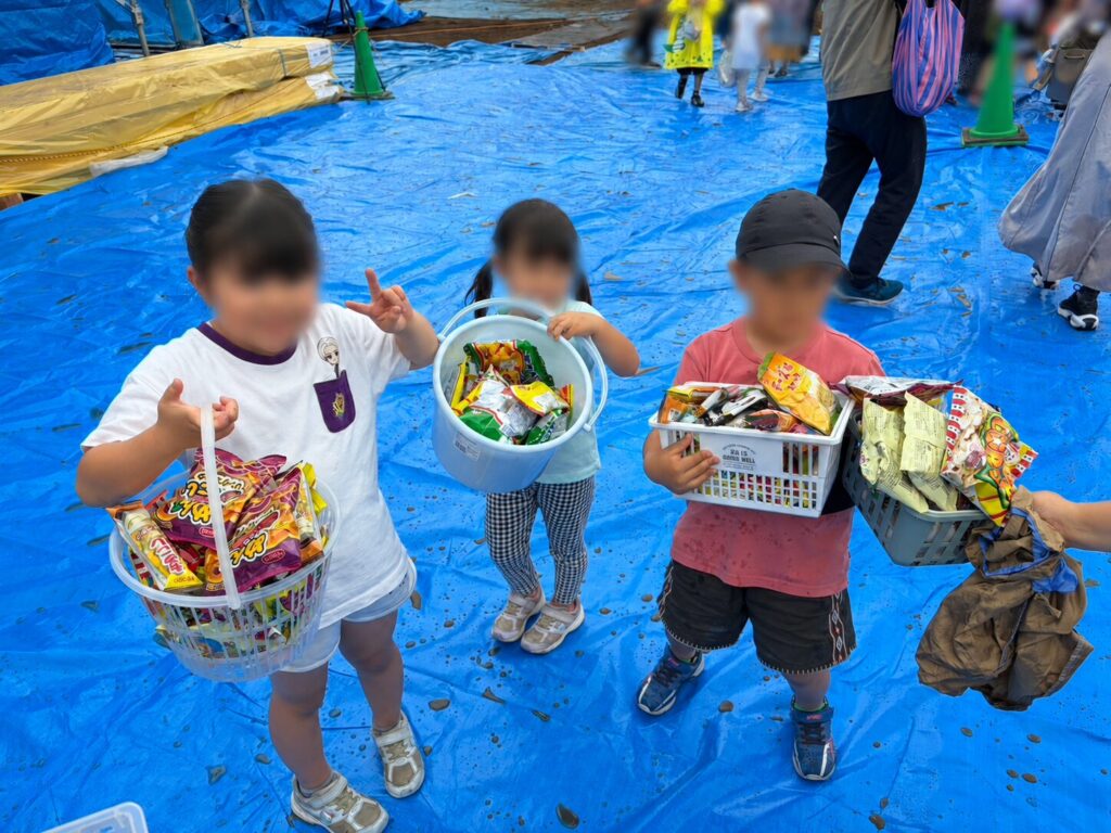 新鎌ヶ谷zero-one townの上棟餅まきでお菓子を手にする子ども達の様子