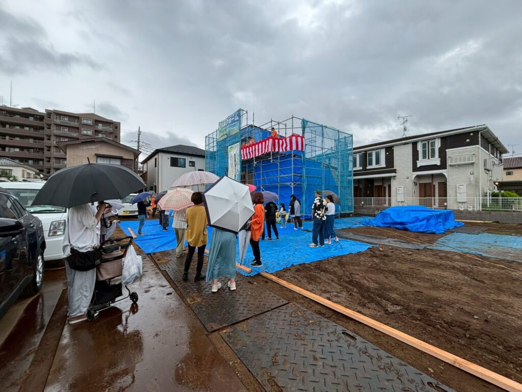 雨の止み間に開催されたzero-one townの上棟餅まき会場