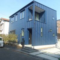 ダークブルーのガルバの外観