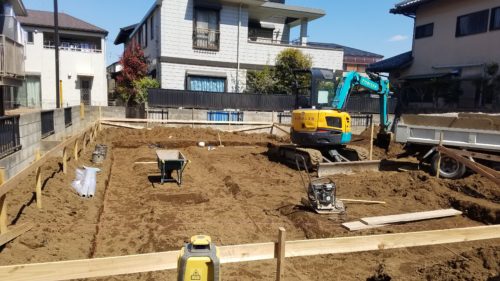 体にやさしい家づくり鎌ケ谷のハルクです 船橋市行田で高性能住宅へお建て替えの家 基礎工事始まりました