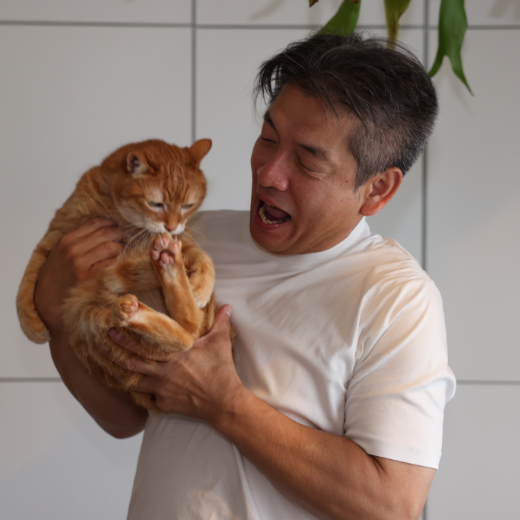 写真：佐々木教之と愛猫
