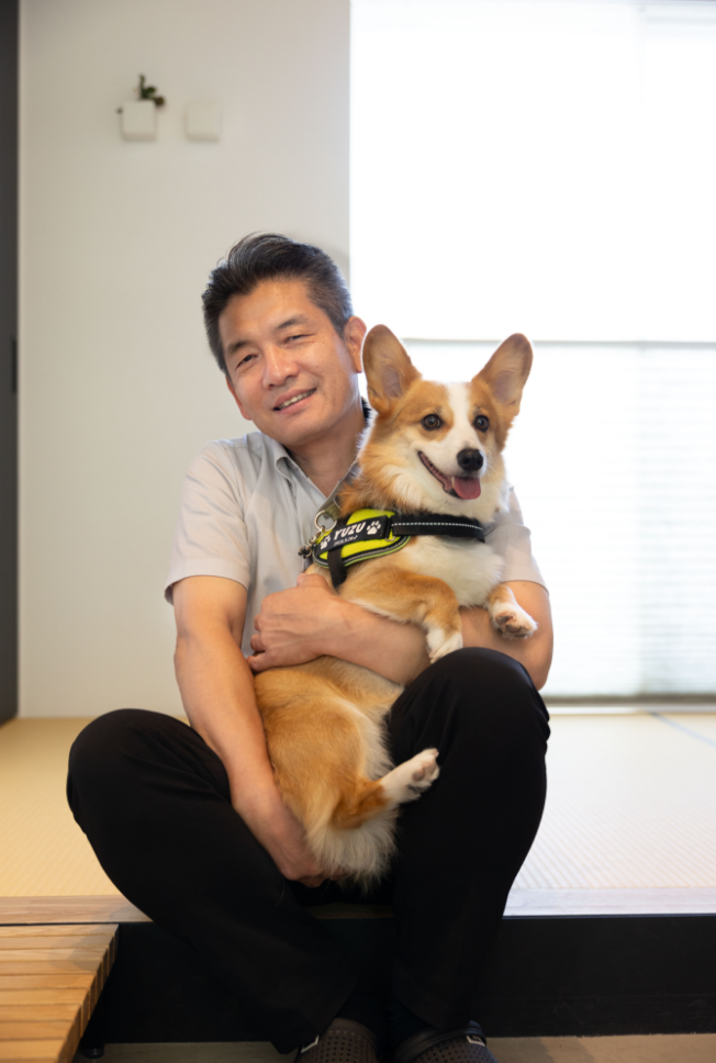 写真：佐々木教之と愛犬のゆず