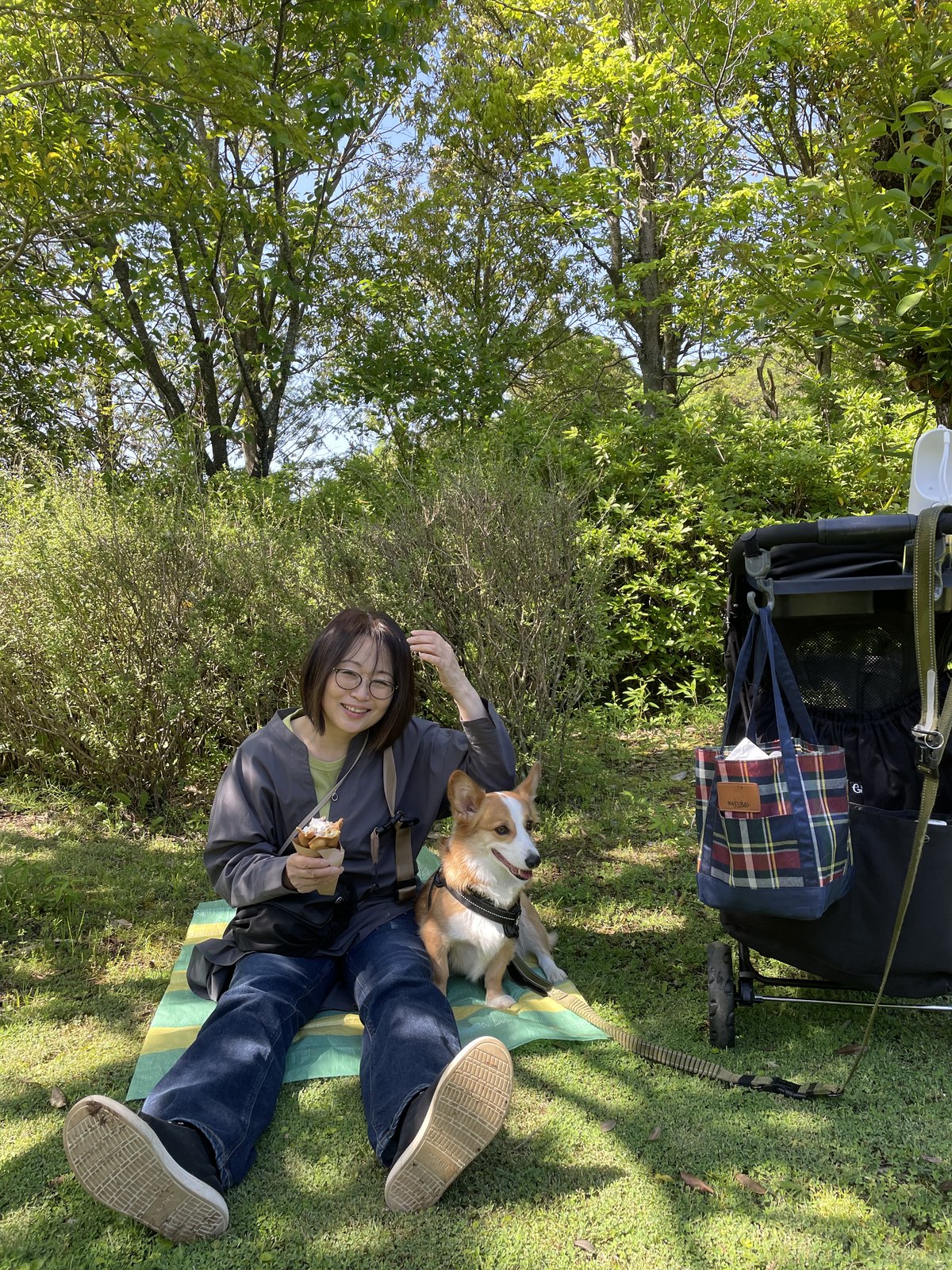 写真:愛犬のゆずと過ごす佐々木えみ子