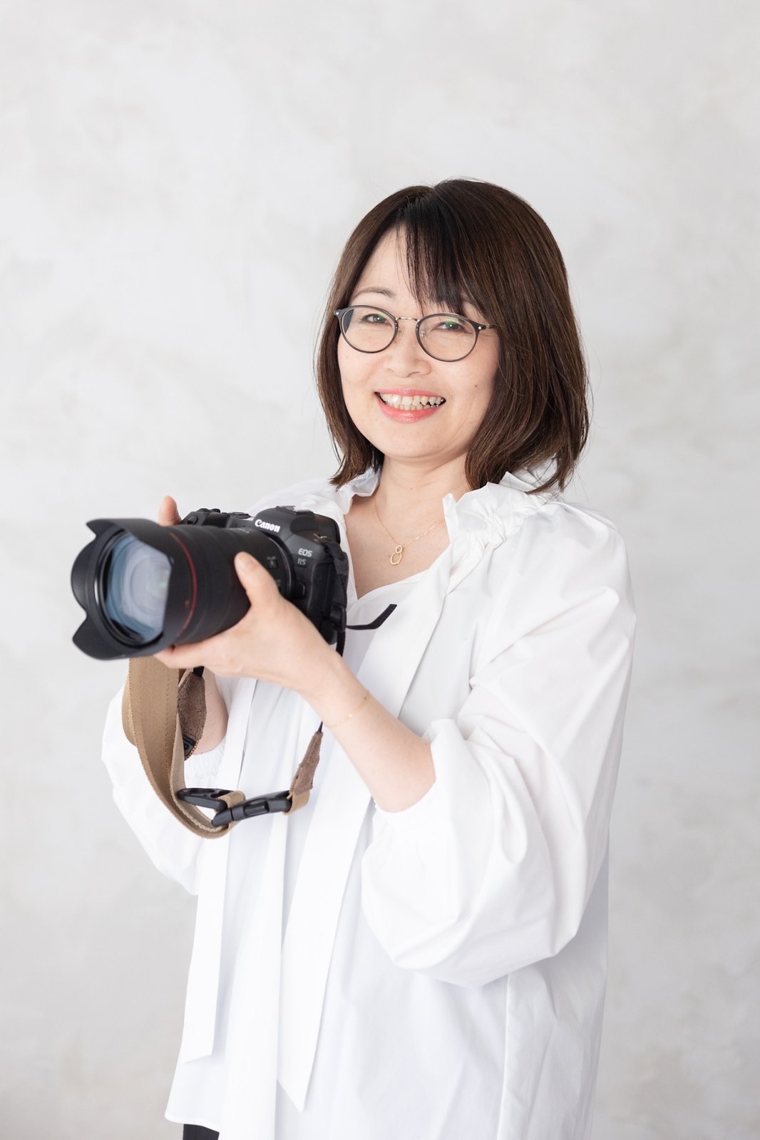 写真:カメラを持つ佐々木えみ子