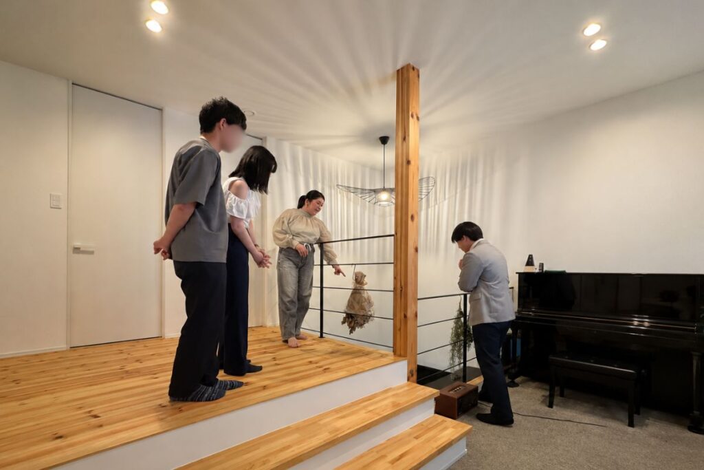 オーナー様と見学者が住み心地について話す見学会の様子